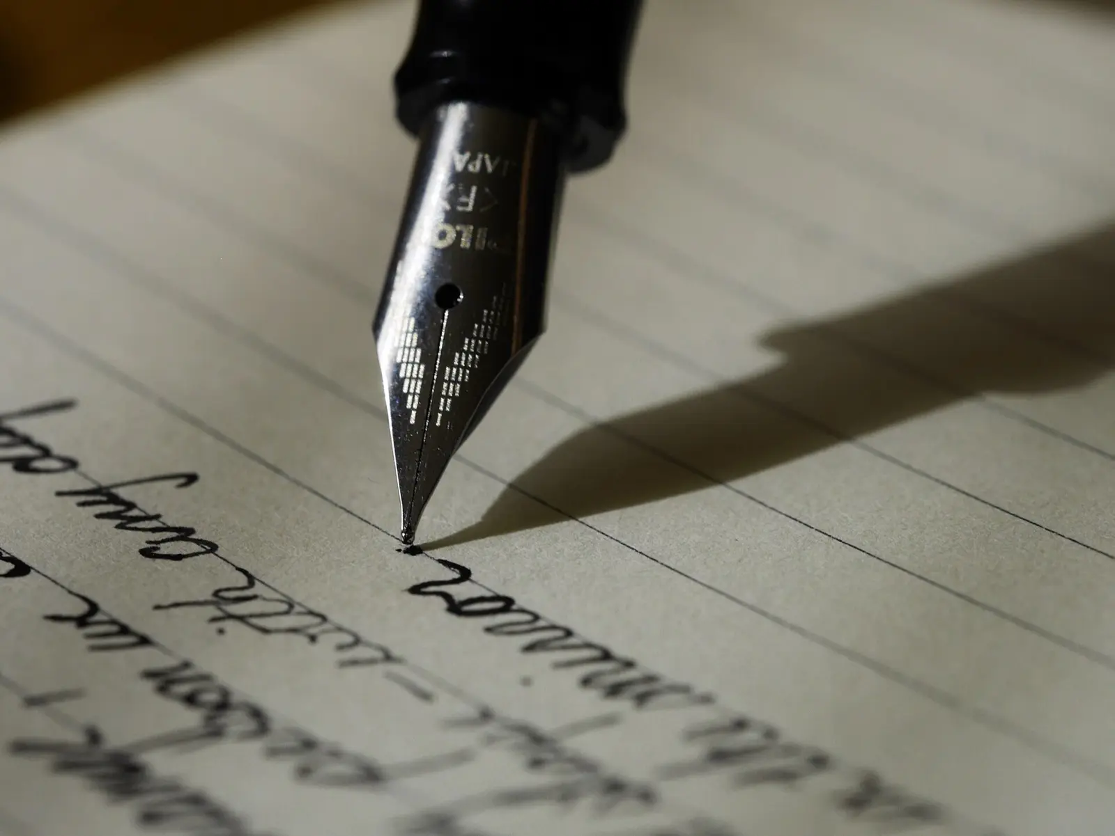 Plume écrivant une lettre à la main