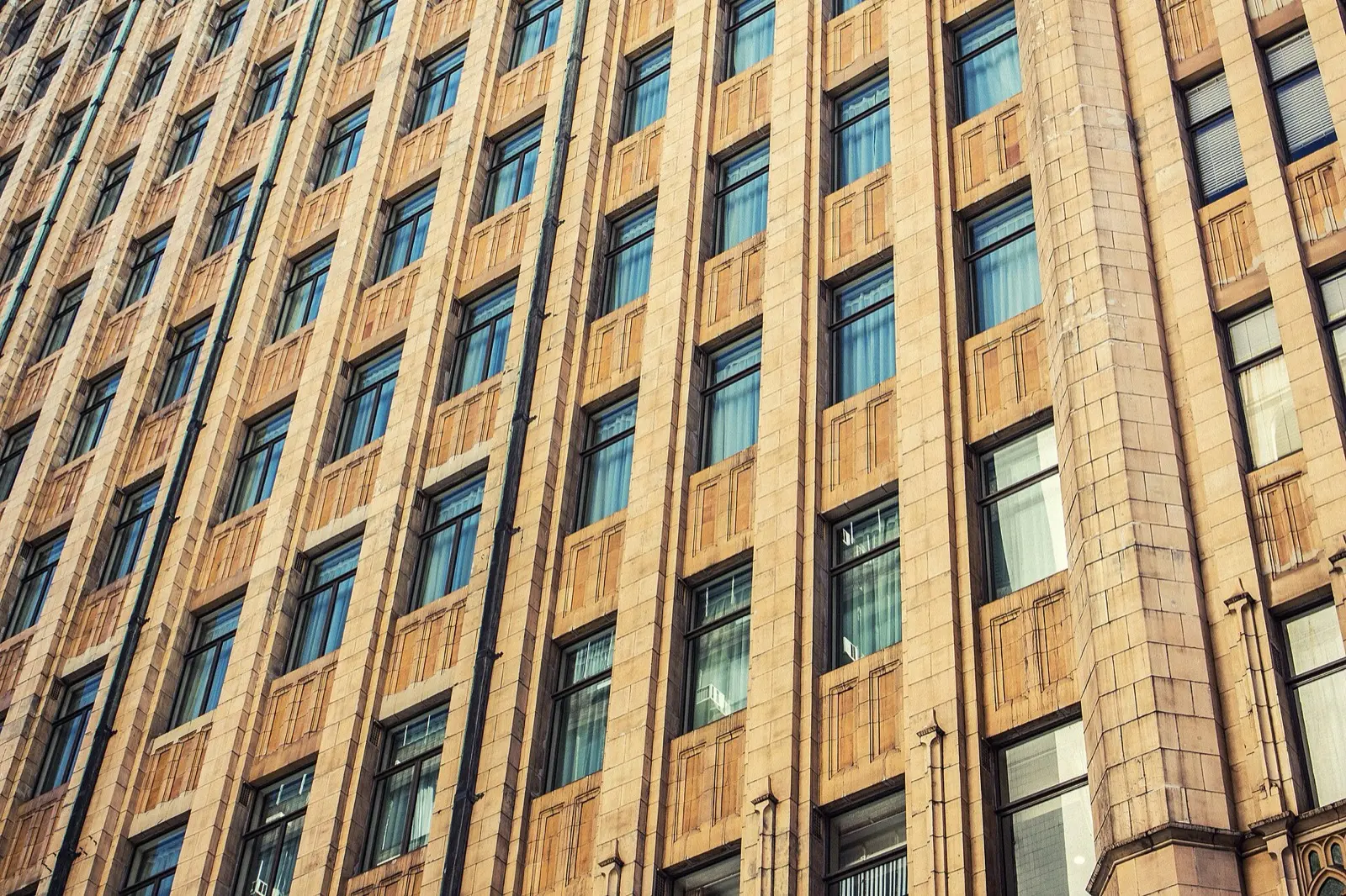 Façade d’un immeuble d’habitation aux nombreuses fenêtres